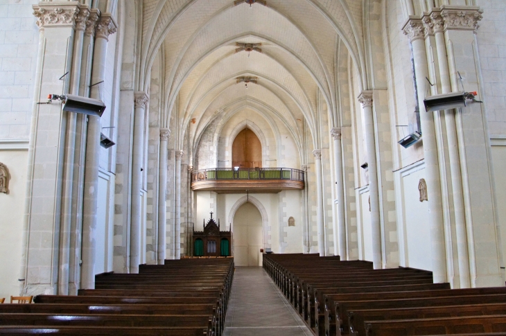 Eglise Saint Georges : la nef vers le balcon. - Saint-Georges-Buttavent