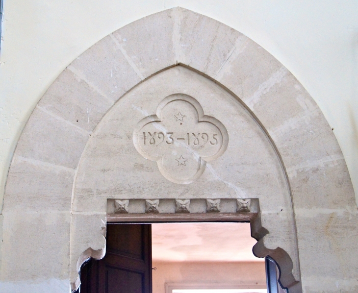 Au dessus de la porte de la Sacristie. Eglise Saint Georges. - Saint-Georges-Buttavent