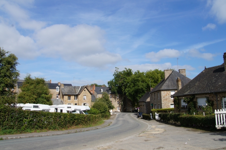 Rue principale de Fontaine-Daniel. - Saint-Georges-Buttavent