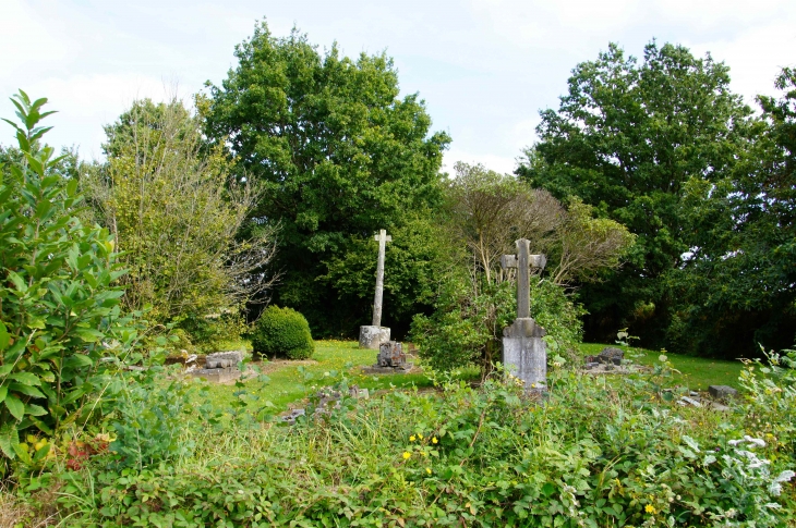 Vieux cimetière de la Chapelle-au-Grain. - Saint-Georges-Buttavent