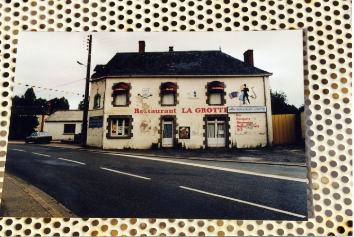 Vers-1960, anciennement l'Hôtel Paillard. - Saint-Jean-sur-Mayenne