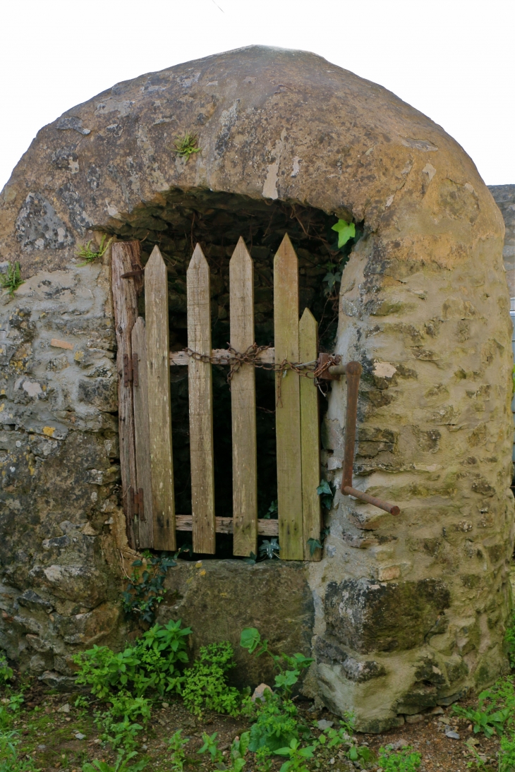 Puits ancien près de la chapelle Saint Fort - Saint-Loup-du-Dorat