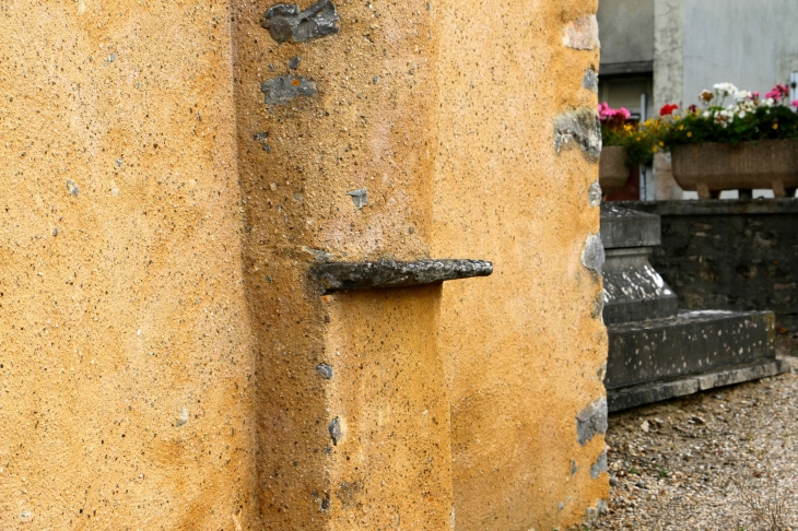 Socle de la croix hosannière La chapelle Saint Fort - Saint-Loup-du-Dorat