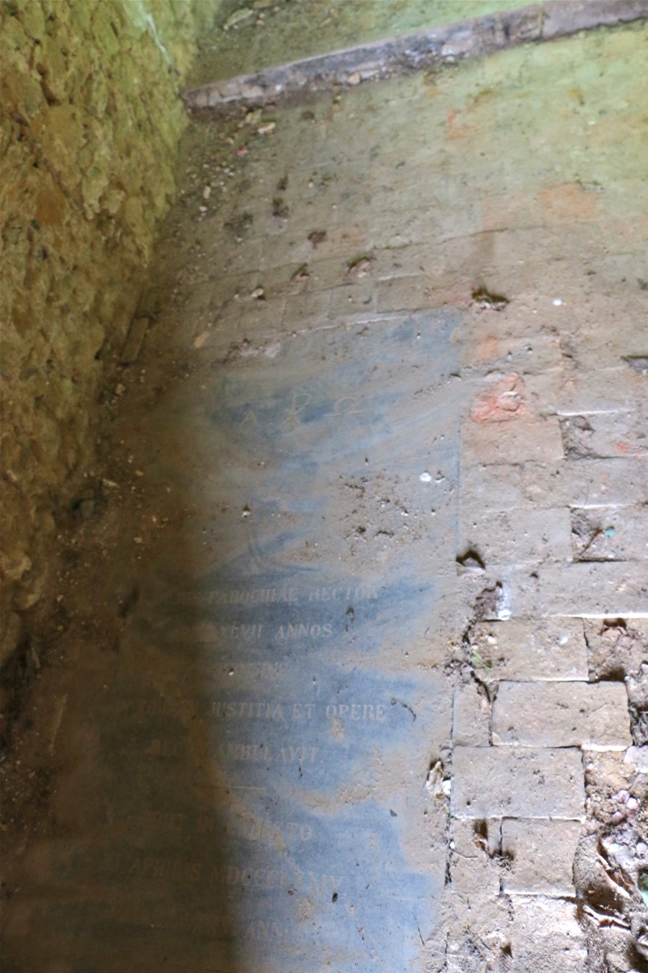 Tombe dans La chapelle Saint Fort - Saint-Loup-du-Dorat