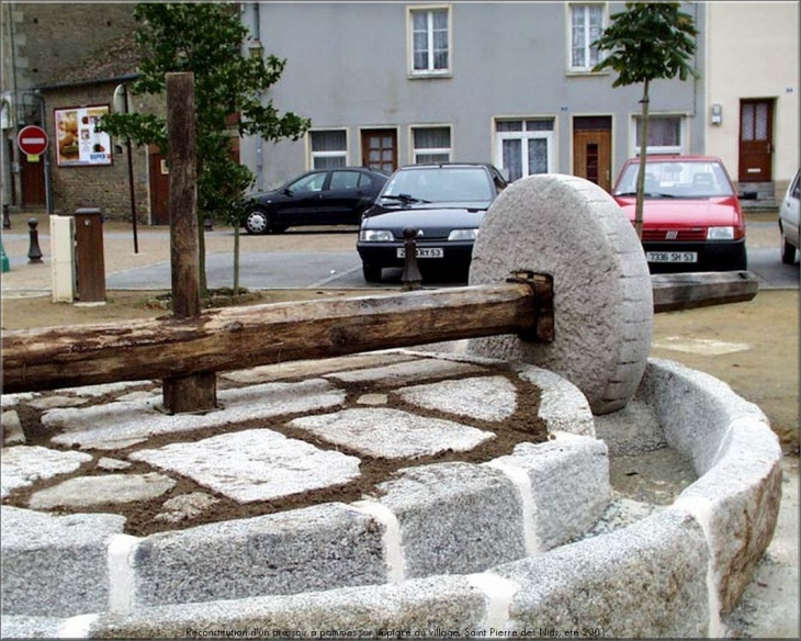 Construction du Pressoir decoratif devant la place de l'eglise - Saint-Pierre-des-Nids