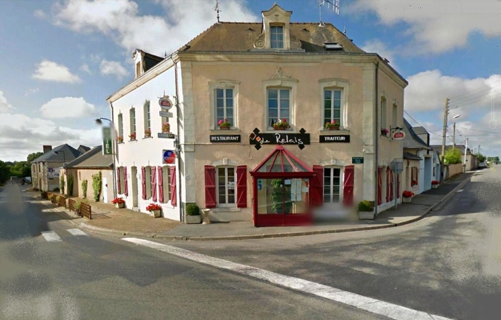 Entrée de l’hôtel restaurant Le Relais - Saint-Quentin-les-Anges