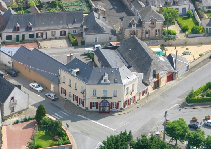 Vue du ciel Hotel Restaurant Le Relais - Saint-Quentin-les-Anges