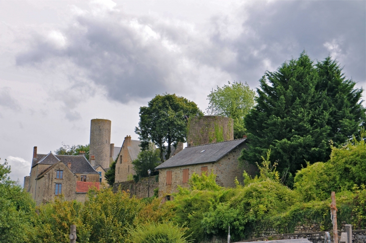 Vue sur le village et le château. - Sainte-Suzanne