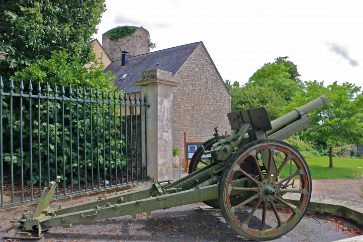 Le Monument aux Morts - Sainte-Suzanne