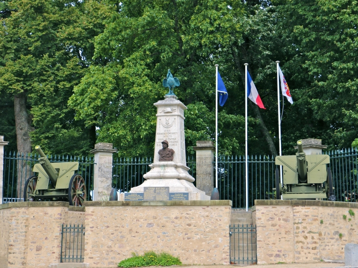 Le Monument aux Morts - Sainte-Suzanne