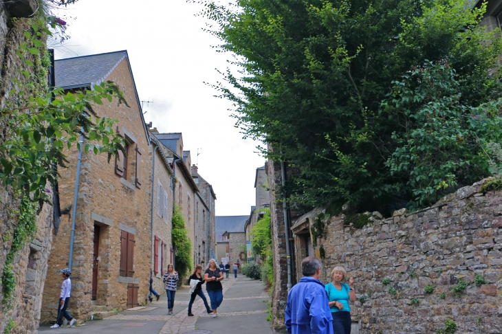 Une rue du village - Sainte-Suzanne