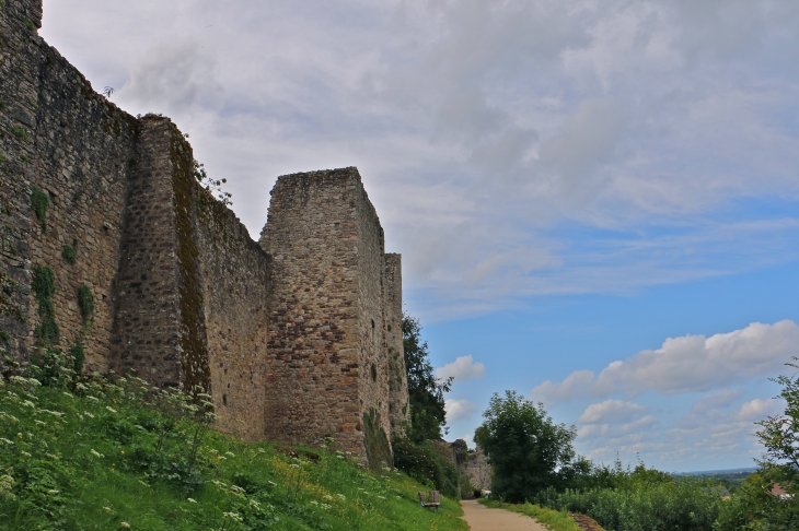 La promenade de la poterne - Sainte-Suzanne