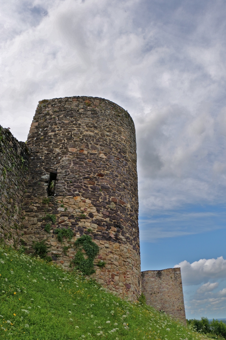 Une tour des remparts - Sainte-Suzanne