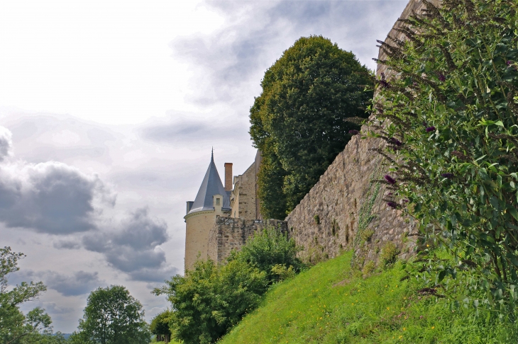 Le château de la promenade de la poterne - Sainte-Suzanne