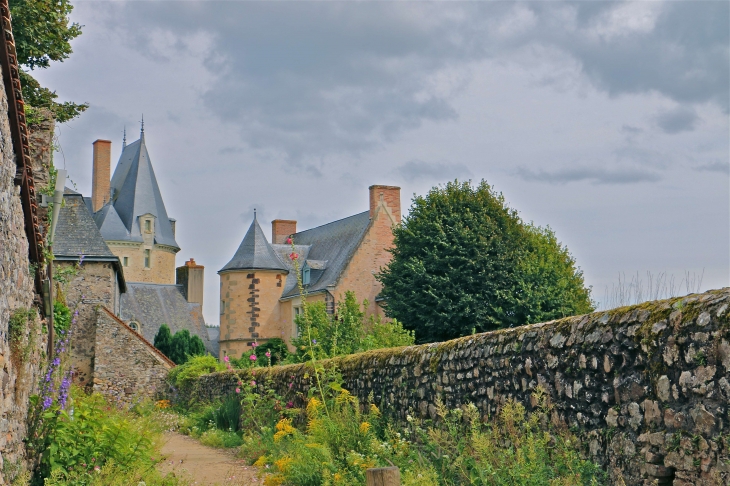 Vers le château - Sainte-Suzanne