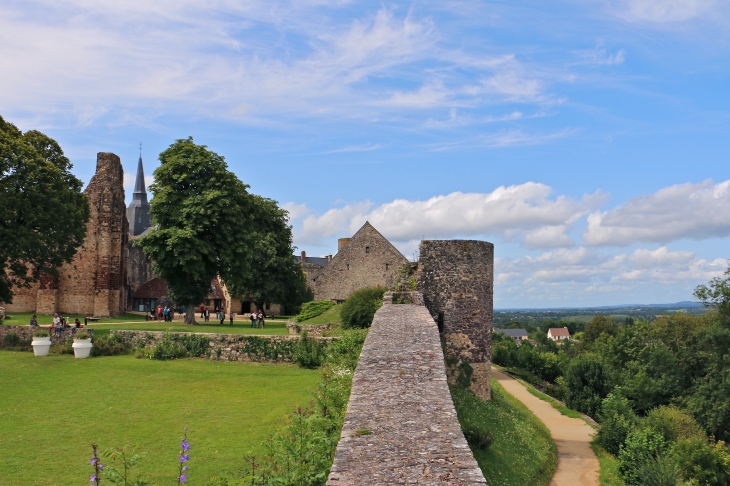 Dans la cour du château - Sainte-Suzanne