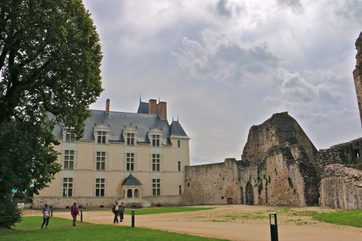 Dans la cour du château - Sainte-Suzanne