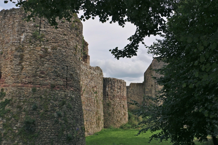 Les murailles du château - Sainte-Suzanne