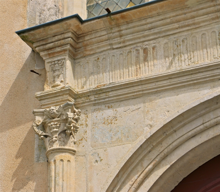 Chapiteau-gauche-du-portail-de-l-eglise-sainte-suzanne