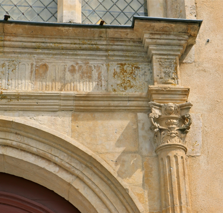 Chapiteau droit du portail de l'église Sainte Suzanne - Sainte-Suzanne