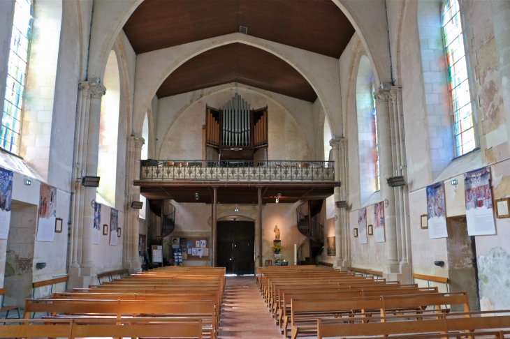 Eglise Sainte Suzanne : la nef vers le portail - Sainte-Suzanne