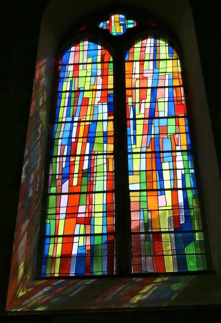 Eglise Sainte Suzanne : vitraux d'Alain de Bourgues - Sainte-Suzanne