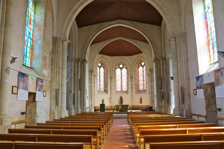 Eglise sainte Suzanne : la nef vers le choeur - Sainte-Suzanne