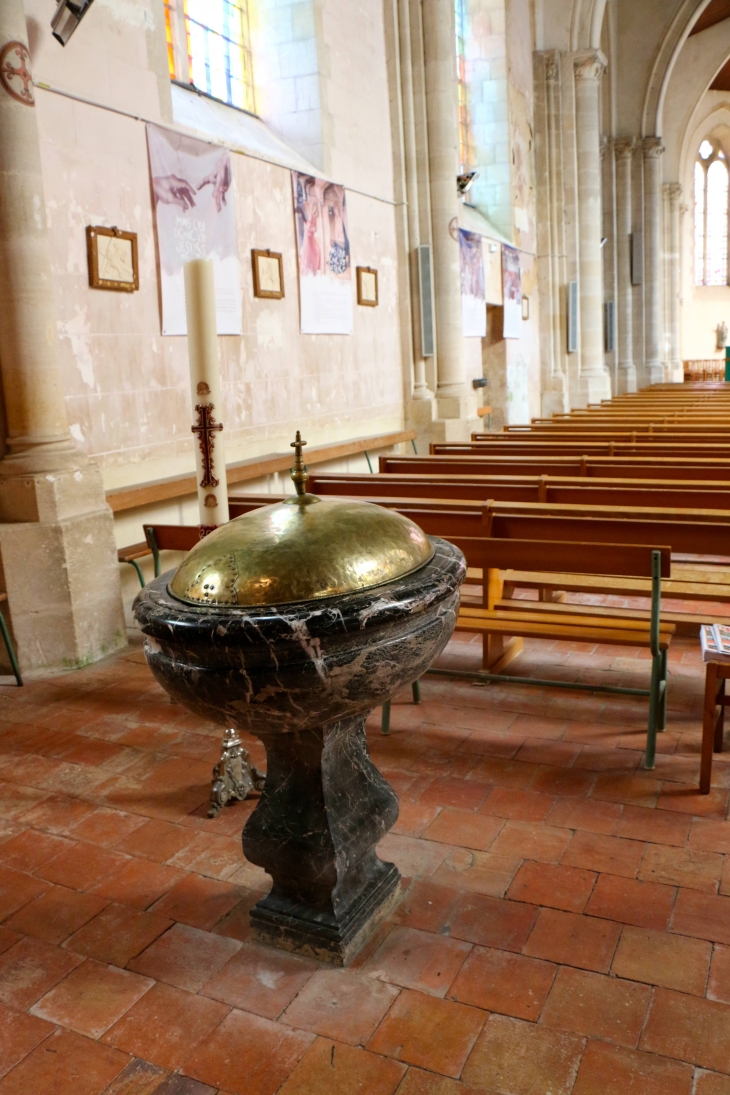 Eglise Sainte Suzanne : les fonts baptismaux;marbre et cuivre, du XVIIe siècle - Sainte-Suzanne