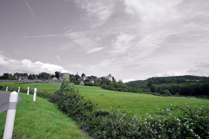 Le village et le château - Sainte-Suzanne