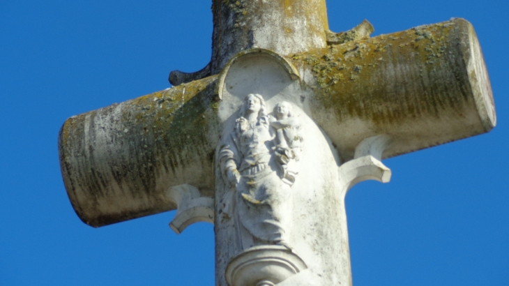 Superbe croix du cimetière (deux faces) - Saulges