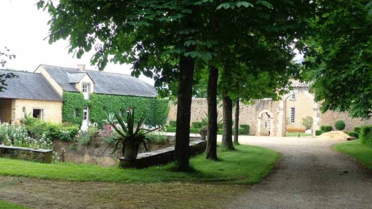 Enronnement du manoir de la Croisnière - Saulges