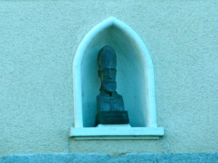 Petite Statuette dans la façade d'une maison ancienne  (à côté de l'église) - Villiers-Charlemagne