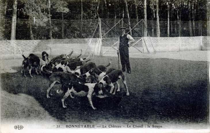 Le Château. Le chenil : la soupe, vers 1916 (carte postale ancienne). - Bonnétable