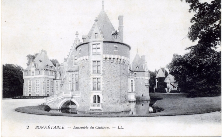 Ensemble du château, vers 1915 (carte postale ancienne). - Bonnétable