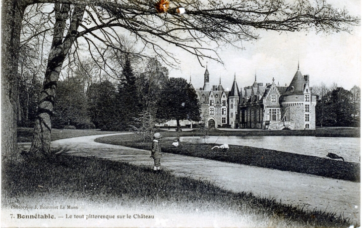 Le tout pittoresque sur le château, vers 1915 (carte postale ancienne). - Bonnétable