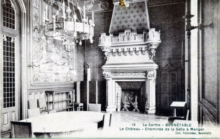 Le château - Cheminée de la Salle à Manger, vers 1914 (carte postale ancienne). - Bonnétable