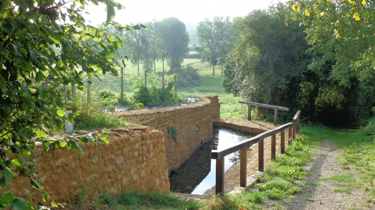 Lavoir récemment rénové à deux pas de la tour du Pissot - Brûlon