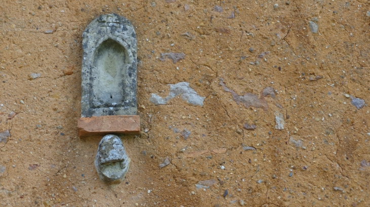 Détail de la niche de façade de la Tour du Pissot - Brûlon