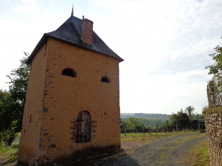 La tour du Pissot. Ancienne tour de guet. - Brûlon