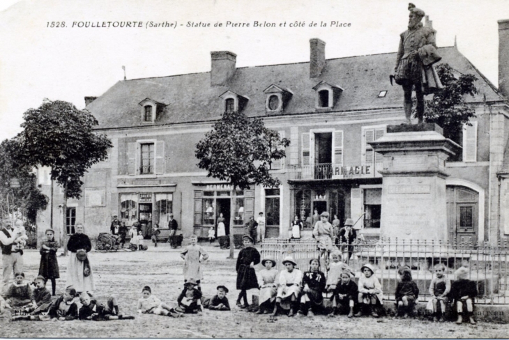 Statue de Pierre Belon et côté de la place, vers 1919 (carte postale ancienne). - Cérans-Foulletourte