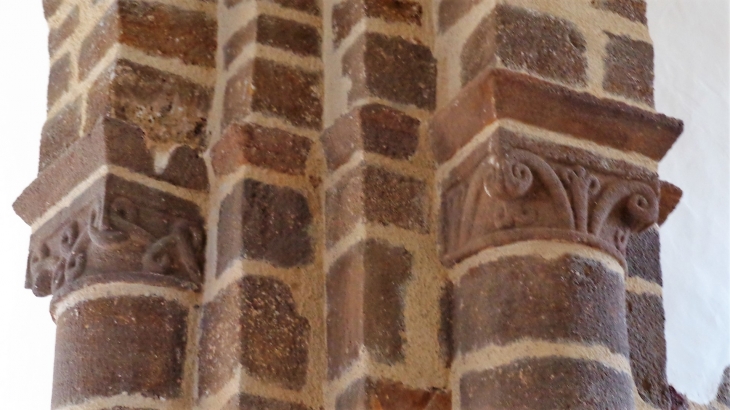 Intérieur de l'église. Sculpture sur des colonnes en grès roussard - Chevillé