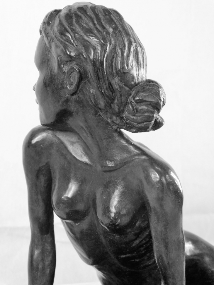 UnEurydice Bronze 1/8 Un regard en arrière, la belle Eurydice attend son amant avec une lassitude non dissimulée…  - Cogners