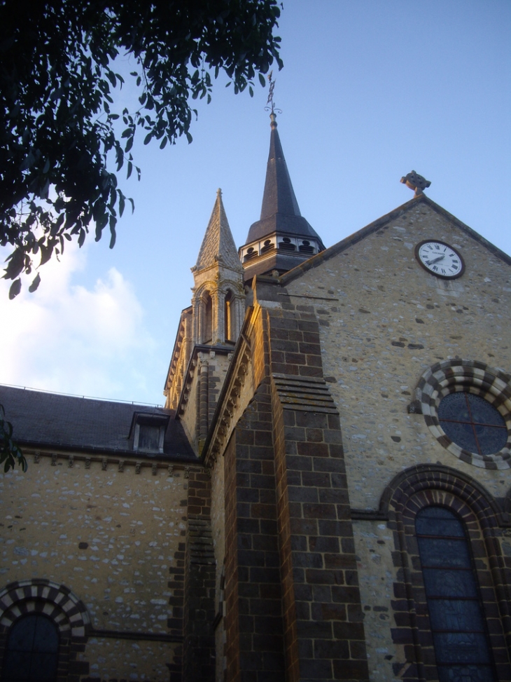 L'église Notre Dame XIIème, bâtie en pierre de Roussard. - Fresnay-sur-Sarthe