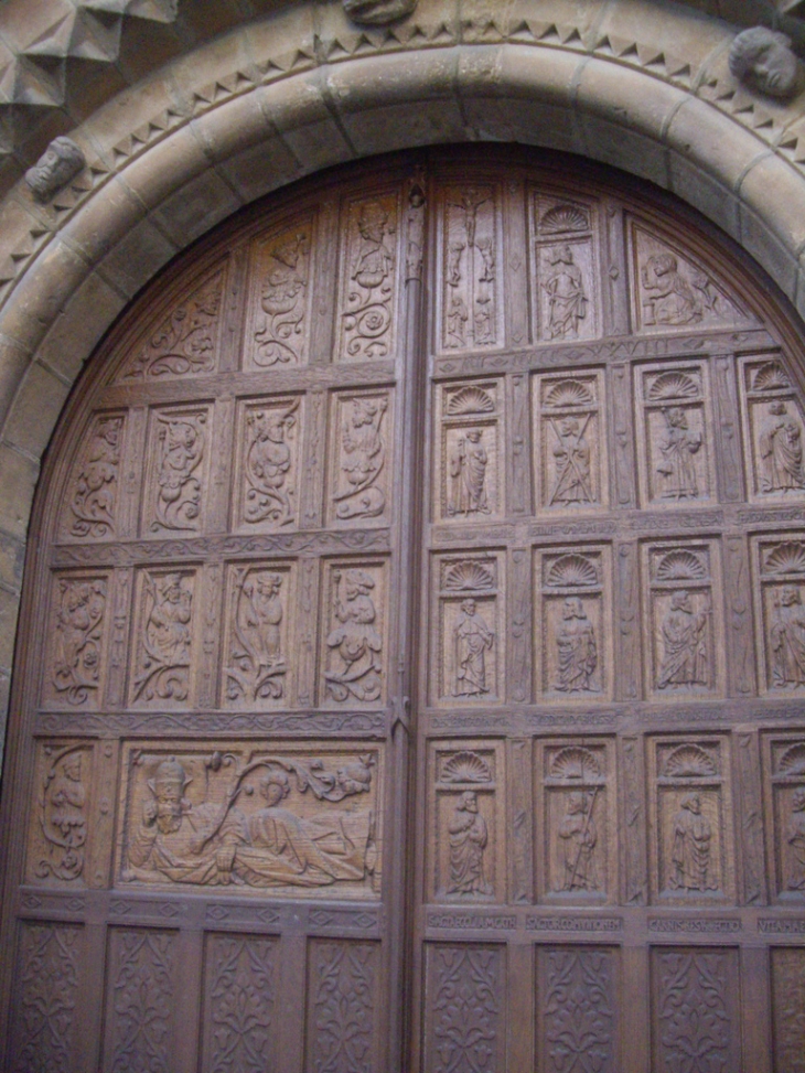 La porte de l'église finement sculptée. - Fresnay-sur-Sarthe