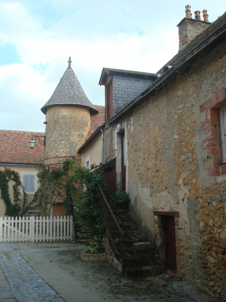 Belles demeures. Place de l'église - Juigné-sur-Sarthe