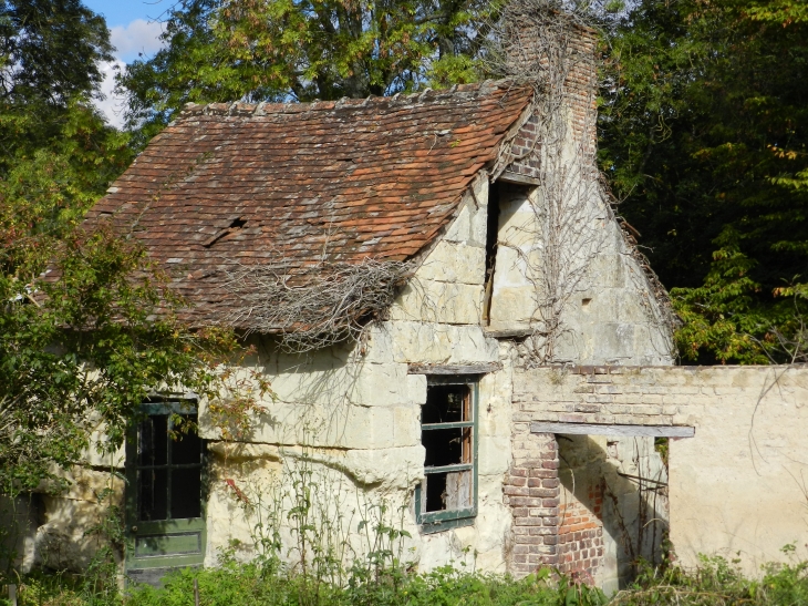 Vieille maison cachée dans le centre ville - La Chartre-sur-le-Loir