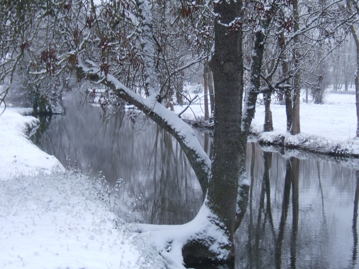 Petit bras du Loir à la Pléiade sous la neige - La Chartre-sur-le-Loir