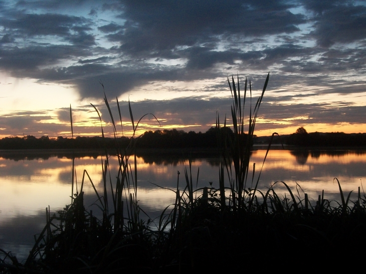 Lever de soleil sur le lac de la Rougerie - La Chartre-sur-le-Loir