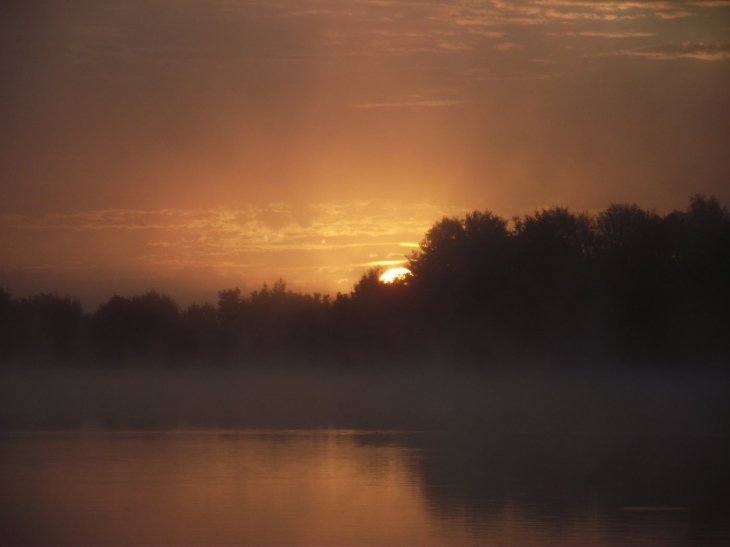 Lever de soleil sur le lac de la Rougerie - La Chartre-sur-le-Loir