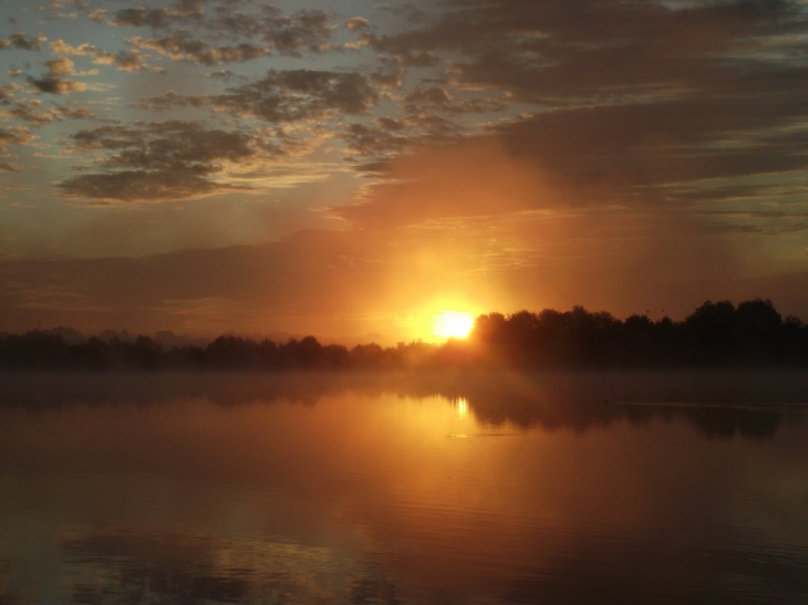 Lever de soleil sur le lac de la Rougerie - La Chartre-sur-le-Loir